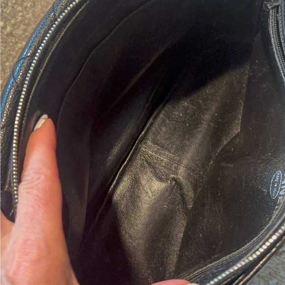 CHANEL VINTAGE Black caviar leather Quilted Shoulder Bag with Silver Accents - Picture 4 of 13